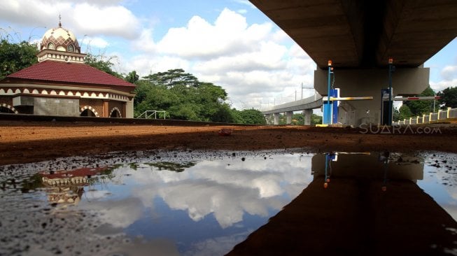 Suasana Park and Ride yang dibangun di sekitar Stasiun Moda Raya Terpadu (MRT) Lebak Bulus, Jakarta, Jumat (22/3). [Suara.com/Arief Hermawan P]