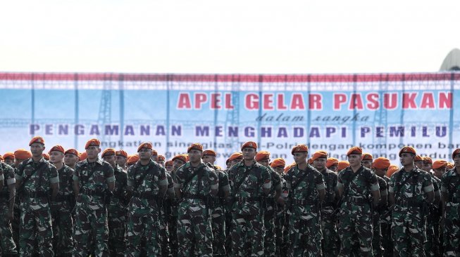 Sejumlah personel TNI/Polri mengikuti Apel Pengaman Pemilu Serentak 2019 di Lanud Halim Perdanakusuma, Jakarta Timur, Jumat (22/3). [Suara.com/Muhaimin A Untung]