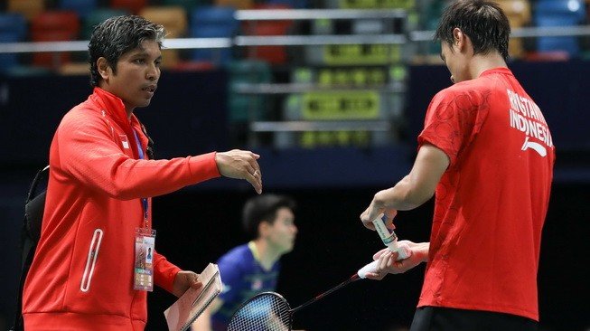 Asisten Pelatih Tunggal Putra PBSI, Irwansyah (kiri), memberikan arahan kepada anak didiknya Shesar Hiren Rhustavito dalam laga perempat final Tong Yun Kai Cup 2019 antara Indonesia vs Singapura, Jumat (22/3). [Humas PBSI]