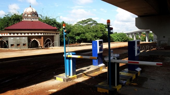 Suasana Park and Ride yang dibangun di sekitar Stasiun Moda Raya Terpadu (MRT) Lebak Bulus, Jakarta, Jumat (22/3). [Suara.com/Arief Hermawan P]