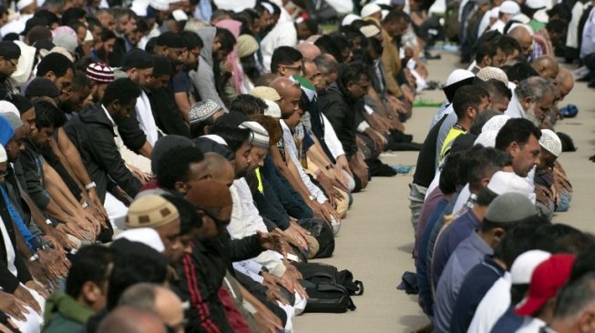 Salat Jumat di depan Masjid Al Noor Christchurch, Selandia Baru, Jumat (22/3/2019). Ini adalah salat Jumat pertama usai teror penembakan massal. [Marty MELVILLE / AFP]