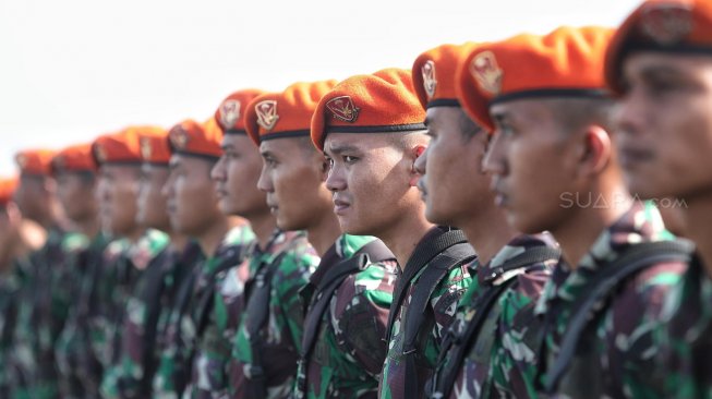 Sejumlah personel TNI/Polri mengikuti Apel Pengaman Pemilu Serentak 2019 di Lanud Halim Perdanakusuma, Jakarta Timur, Jumat (22/3). [Suara.com/Muhaimin A Untung]