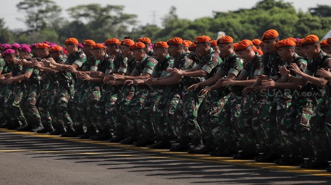 Sejumlah personel TNI/Polri mengikuti Apel Pengaman Pemilu Serentak 2019 di Lanud Halim Perdanakusuma, Jakarta Timur, Jumat (22/3). [Suara.com/Muhaimin A Untung]