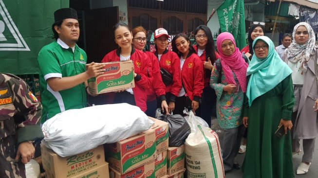 Bunda Merah Putih (BMP) mengunjungi lokasi kebakaran dan tempat pengungsian warga di Jalan Thalib, Taman Sari, Krukut, Jakarta Barat, Kamis (21/3/2018). (Dok : BMP)