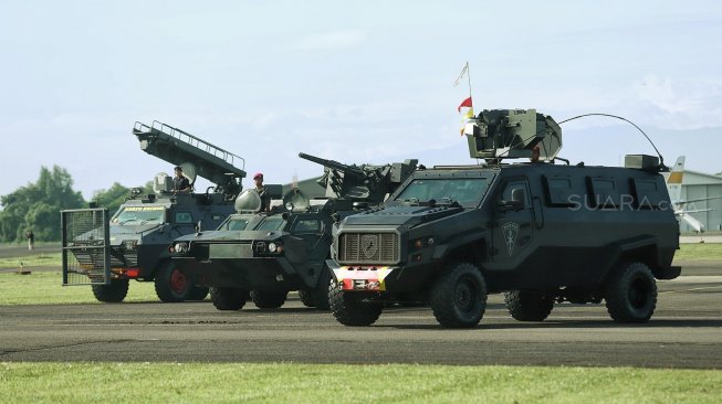 Sejumlah personel TNI/Polri mengikuti Apel Pengaman Pemilu Serentak 2019 di Lanud Halim Perdanakusuma, Jakarta Timur, Jumat (22/3). [Suara.com/Muhaimin A Untung]
