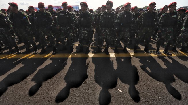 Sejumlah personel TNI/Polri mengikuti Apel Pengaman Pemilu Serentak 2019 di Lanud Halim Perdanakusuma, Jakarta Timur, Jumat (22/3). [Suara.com/Muhaimin A Untung]