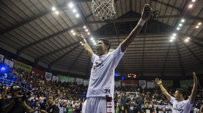 Pebasket Stapac Jakarta, Isman Thoyib (tengah), merayakan kemenangan seusai game kedua final IBL 2018-2019 di GOR Ctra, Bandung, Jawa Barat, Sabtu (23/3/2019). [Antara/M Agung Rajasa]