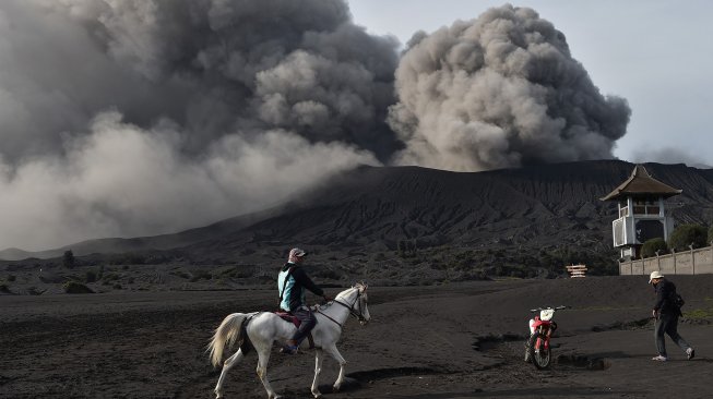 Abu vulkanik menyembur dari kawah Gunung Bromo di Jawa Timur, Jumat (22/3).  [ANTARA FOTO/Widodo S Jusuf]