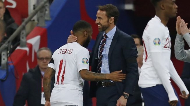 Pelatih timnas Inggris Gareth Southgate tersenyum puas usai timnya mengalahkan Republik Ceko 5-0 di kualifikasi Piala Eropa 2020 yang berlangsung di Stadion Wembley, Sabtu (23/3/2019) [AFP]