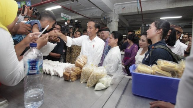 Presiden Joko Widodo (Jokowi), saat meresmikan pasar rakyat Pasar Badung di Kota Denpasar, Bali, Jumat (22/3/2019).  (Dok : Kemenkop dan UKM)