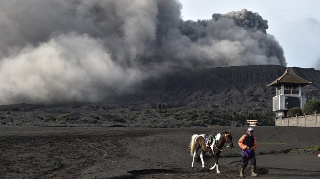 Abu vulkanik menyembur dari kawah Gunung Bromo di Jawa Timur, Jumat (22/3).  [ANTARA FOTO/Widodo S Jusuf]