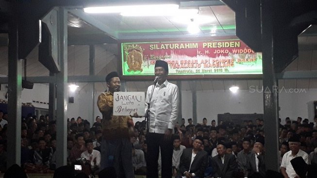 Santri Bawa Poster Jangan Lupa Bahagia dan Ojo Nesu buat Jokowi