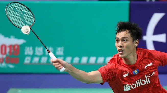 Pebulutangkis tunggal putra Indonesia, Shesar Hiren Rhustavito, gagal sumbang poin setelah kalah dari Kanta Tsuneyama (Jepang) di babak semifinal Tong Yun Kai Cup 2019, Sabtu (23/3). [Humas PBSI]