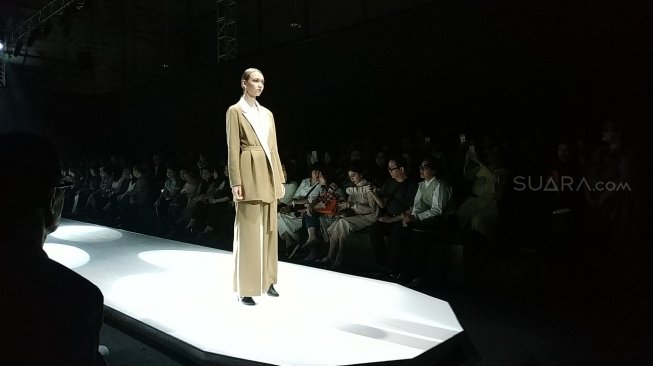 Koleksi Equilibrium rancangan Ari Saputra yang mengusung kesetaraan gender tampil di peragaan busana bertajuk 'The Future is Female', Major Minor di Plaza Indonesia Fashion Week 2019, Jumat (22/3/2019). (Suara.com/Firsta Nodia)