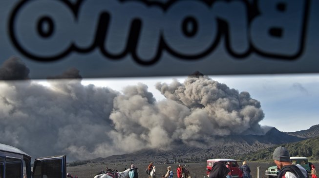 Abu vulkanik menyembur dari kawah Gunung Bromo di Jawa Timur, Jumat (22/3).  [ANTARA FOTO/Widodo S Jusuf]