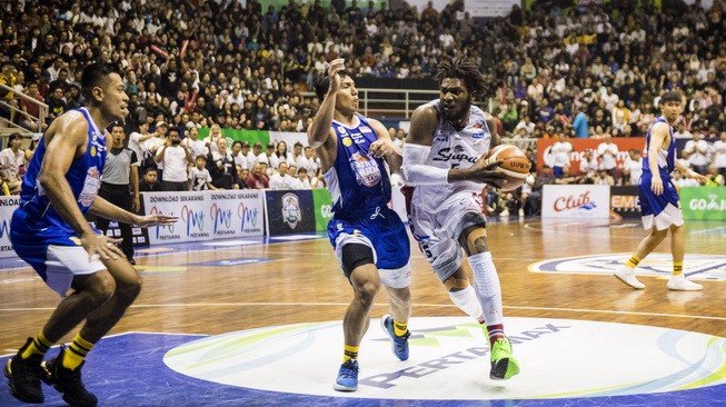 Pebasket Stapac Jakarta Savon Goodman (kedua kanan) membawa bola dibayangi pebasket Satria Muda, Hardianus (kedua kiri), pada game kedua final IBL 2018-2019 di GOR Ctra, Bandung, Jawa Barat, Sabtu (23/3/2019). [Antara/M Agung Rajasa]