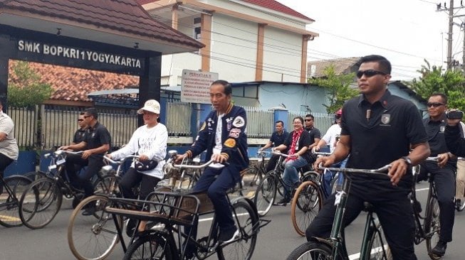 Naik sepeda Ontel, Jokowi - Iriana Hadiri Deklarasi Alumni Jogja