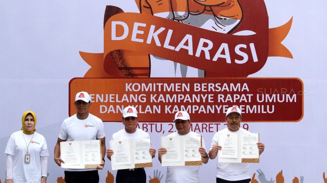 Deklarasi Komitmen Bersama jelang kampanye rapat umum iklan kampanye bersama Pemilu 2019 di Lapangan Parkir Kantor Bawaslu RI, Jakarta, Sabtu (23/3).  [Suara.com/Arief Hermawan P]