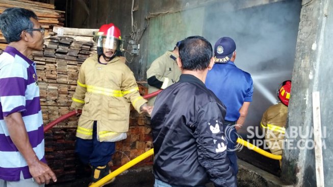 Gudang Palet Kayu di Bojonggenteng Sukabumi, Nyaris Ludes Dilalap Api