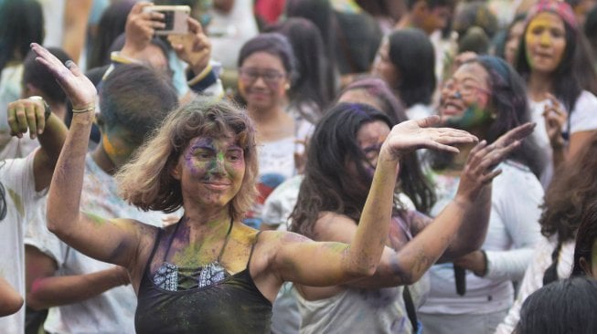 Sejumlah warga dan wisatawan menari saat Festival Holi di Denpasar, Bali, Sabtu (23/3). ANTARA FOTO/Fikri Yusuf