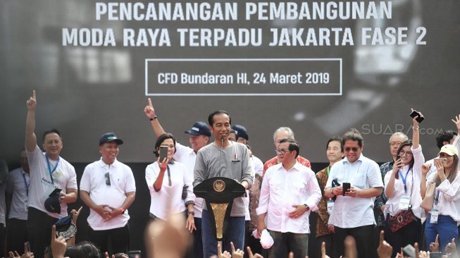 Presiden Joko Widodo menyapa warga dalam acara Peresmian MRT Jakarta, di kawasan Bundaran HI, Jakarta, Minggu (24/3). [Suara.com/Muhaimin A Untung]