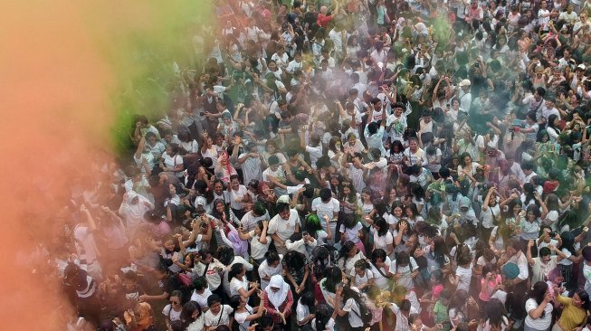 Abaikan Lonjakan Kasus Covid-19, India Rayakan Festival Holi