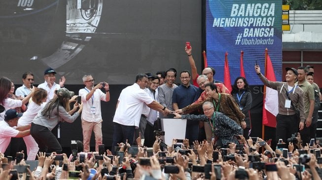 Presiden Joko Widodo bersama Gubernur DKI Jakarta Anies Baswedan memencet tombol Peresmian MRT Jakarta, di kawasan Bundaran HI, Jakarta, Minggu (24/3). [Suara.com/Muhaimin A Untung]