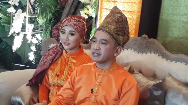 Ruben Onsu dan Sarwendah di acara baby shower calon buah hati kedua mereka di Hotel Darmawangsa,Brawijaya, Kebayoran Baru, Jakarta Selatan, Minggu (24/3/2019). [Ismail/Suara.com]