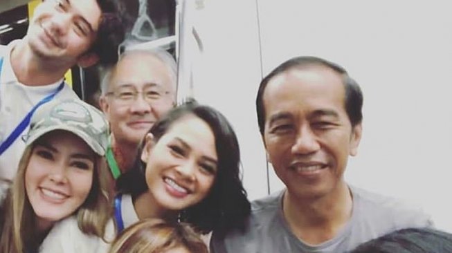 Presiden Jokowi dikerubuti artis cantik saat meresmikan MRT. [Instagram] 