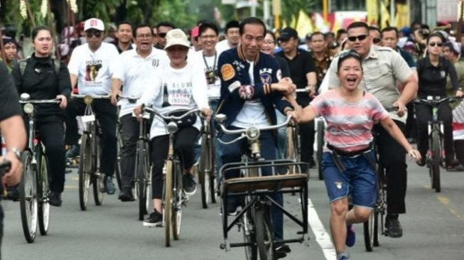 Viral, Kisah Ibu Ini Nekat Cegat Jokowi Saat Naik Sepeda