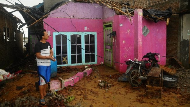 Warga berada di rumah yang rusak akibat diterjang angin puting beliung di Desa Kedung Malang, Jepara, Jawa Tengah, Minggu (24/3). ANTARA FOTO/Yusuf Nugroho