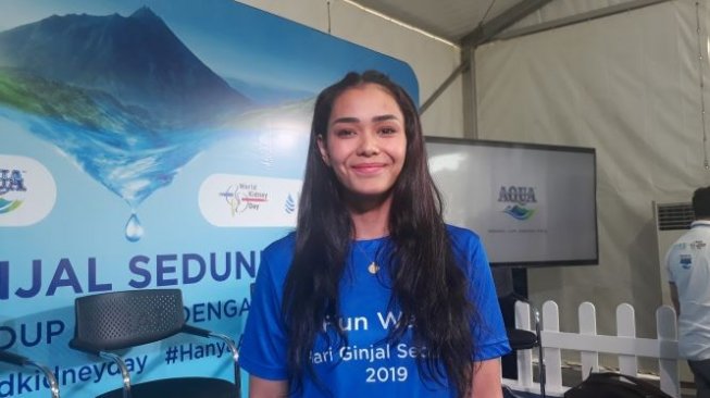 Adinia Wirasti minum air putih yang cukup setiap hari. (Suara.com/Dinda Rachmawati)