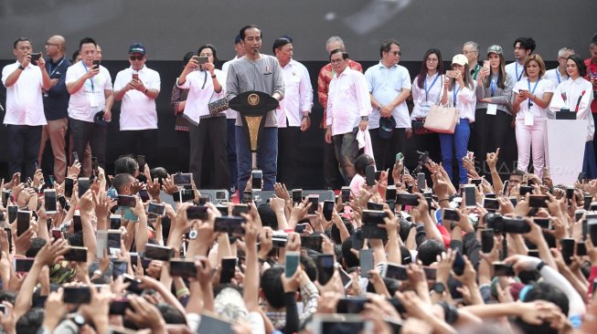 Presiden Joko Widodo menyapa warga dalam acara Peresmian MRT Jakarta, di kawasan Bundaran HI, Jakarta, Minggu (24/3). [Suara.com/Muhaimin A Untung]