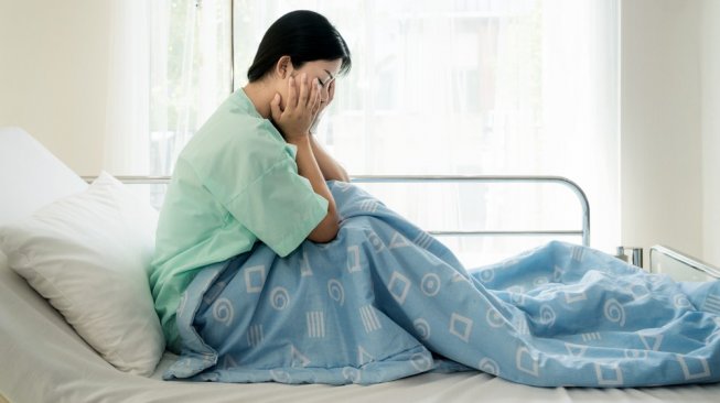 Pasien perempuan di rumah sakit sedang dirawat. (Shutterstock)
