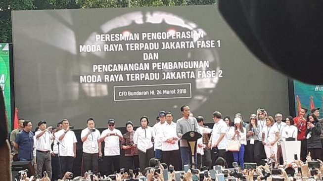 Resmikan MRT di CFD, Jokowi Minta Masyarakat Acungkan Jari Telunjuk