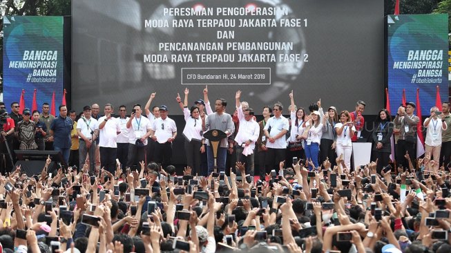 Acungan Jari Telunjuk Jokowi dan Warga Ramaikan Peresmian MRT Jakarta