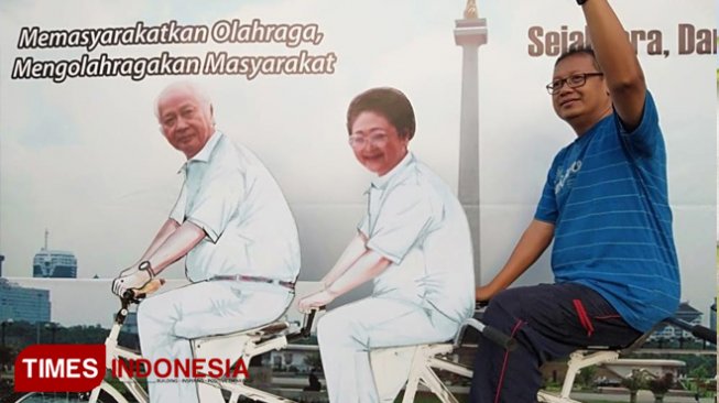 Warga Antusias Berselfie Bersama Replika Pak Harto-Bu Tien