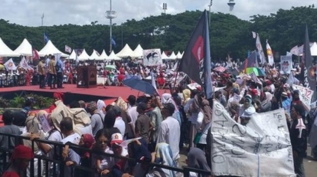 Bendera Golkar Muncul di Kampanye Akbar Prabowo