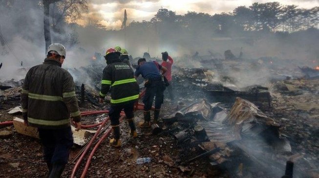 Terdengar Ledakan, Lapak Pengepul Barang Bekas di Ciputat Terbakar