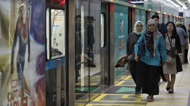 Suasana di Stasiun MRT Bundaran HI, Jakarta, Senin (25/3).[Suara.com/Muhaimin A Untung]