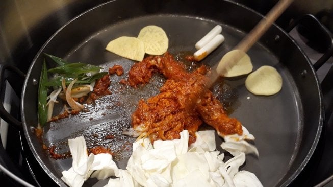 Dakgalbi, hidangan ayam cincang asli Korea Selatan yang dimakan langsung di wajan. (Suara.com/Risna Halidi)