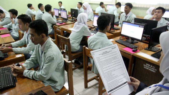 Sejumlah pelajar Sekolah Menengah Kejuruan (SMK) mengikuti Ujian Nasional Berbasis Komputer (UNBK) di SMK N 41 Jakarta, Cilandak, Jakarta (25/3). [Suara.com/Arief Hermawan P]