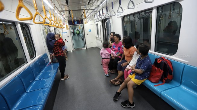 Warga menaiki kereta MRT di Stasiun MRT Bundaran HI, Jakarta, Senin (25/3).[Suara.com/Muhaimin A Untung]