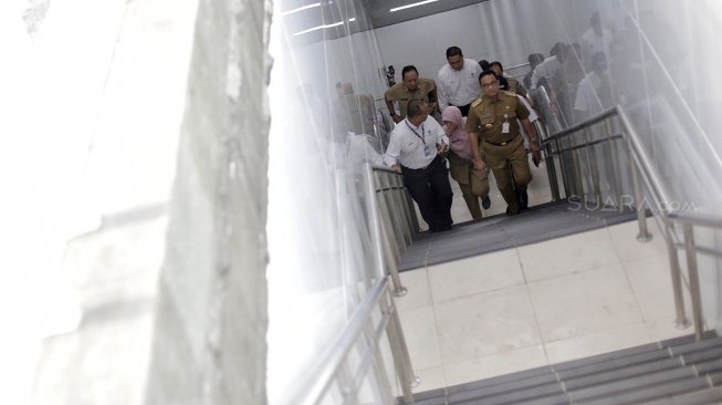 Gubernur DKI Jakarta Anies Baswedan meninjau Halte Transjakarta Bundaran HI, Jakarta, Senin (25/3).  [Suara.com/Muhaimin A Untung]