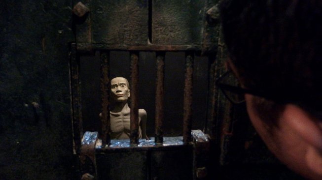 Wisatawan melihat patung peraga seorang tahanan di Museum Penjara Hoa Lo, Hanoi, Vietnam, Minggu (24/3). [ANTARA FOTO/R. Rekotomo]