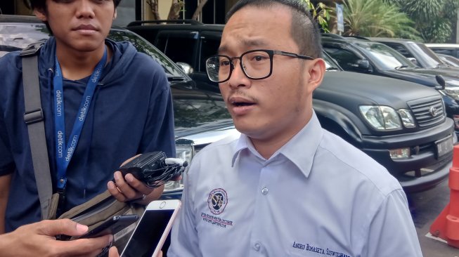 Kuasa hukum Joko Driyono, Andru Bimaseta di Polda Metro Jaya, Senin (25/3/2019). (Suara.com/ Yosea Arga Pramudita)  