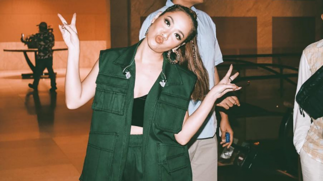 Beginilah Gaya Tomboy Bunga Citra Lestari Saat di Bali, Mau Coba?