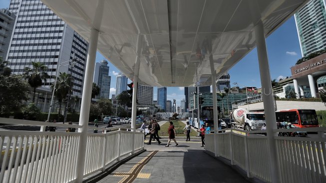 Suasana halte Transjakarta Bundaran HI, Jakarta, Senin (25/3).  [Suara.com/Muhaimin A Untung]