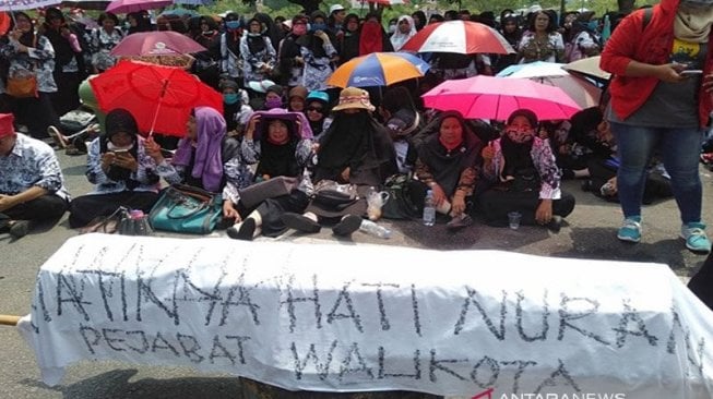 Siswa SD Dipaksa Pulang karena Gurunya Mau Demo, Jalan Sudirman Ditutup