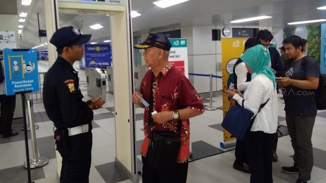 Penampakan sejumlah warga saat hendak menaiki MRT. (Suara.com/Fakhri Fuadi)